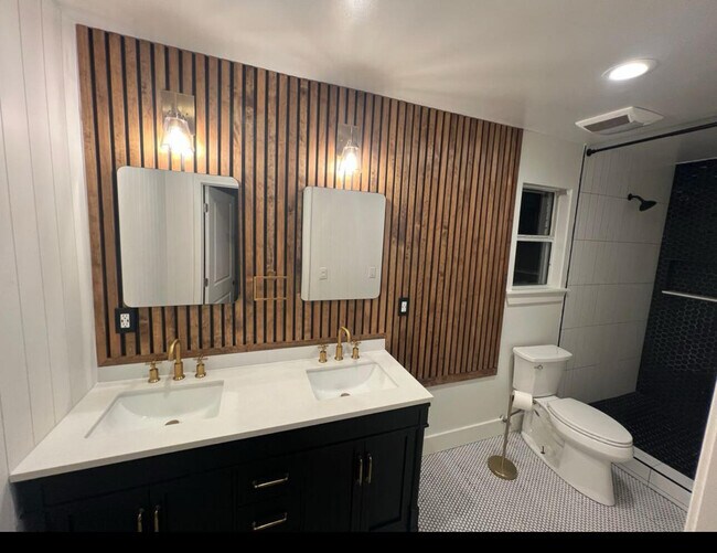 Building Photo - 2424 Roberts Dr