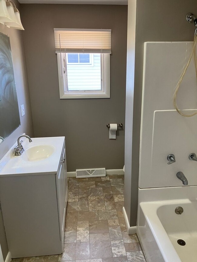 Building Photo - Fully remodeled  3 bed, 1 .5 bath ranch with bonus room and garage near Lemoyne College