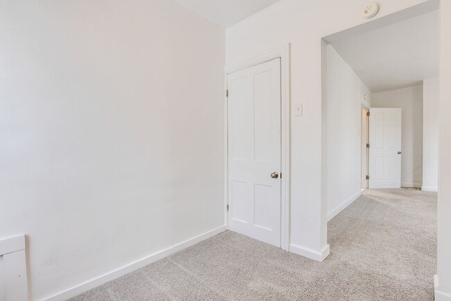 Building Photo - AVAILABLE JULY 2026 - Spacious 2 Bedroom Home w/ Fenced Yard & AC!