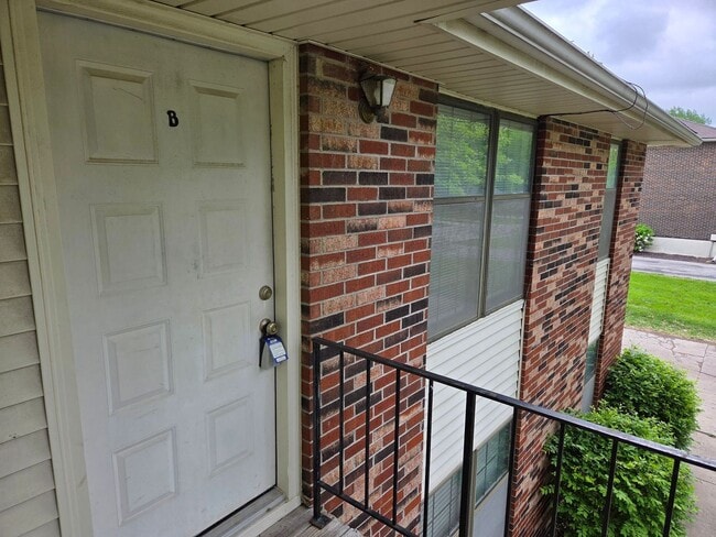 Building Photo - Updated 2 Bedroom / 1 Bathroom in Lee's Summit!!