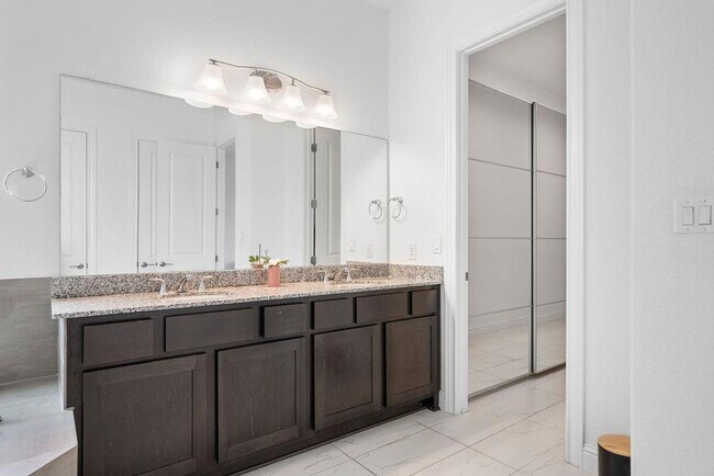 Building Photo - 920 Villa Rialto View