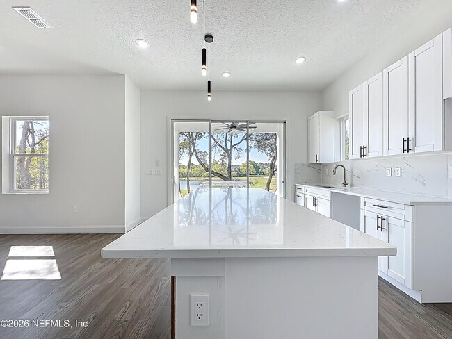 Building Photo - 2121 Broadwater Dr