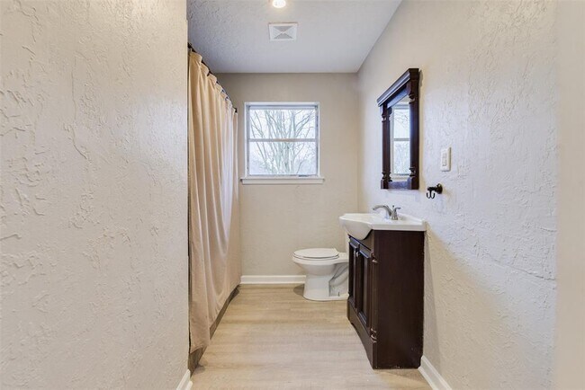 Building Photo - 2626 Hillshire Dr