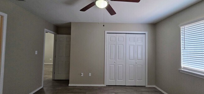 Building Photo - New Braunfels 2 Bedroom 2 Bath less than 1...