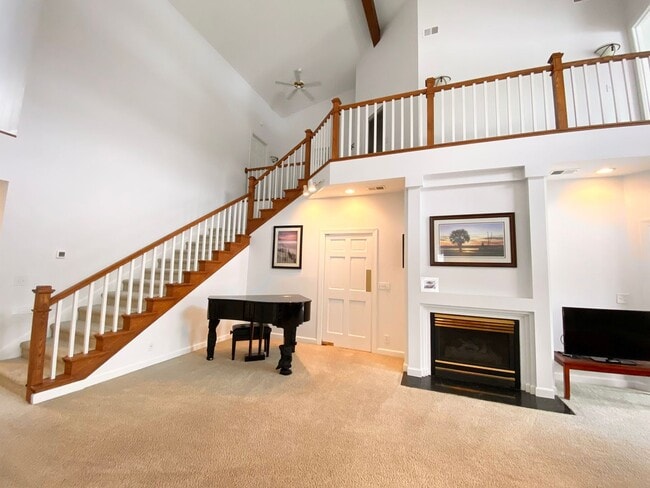 Building Photo - FULLY-FURNISHED GORGEOUS TOWNHOME!