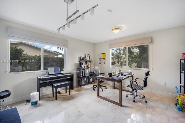 Building Photo - 10670 SW 77th Ave