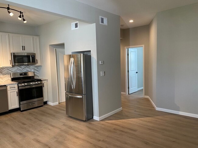 Building Photo - Beautiful Renovated Condo in The Hill
