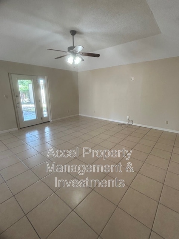 Building Photo - 2405 Mimosa St