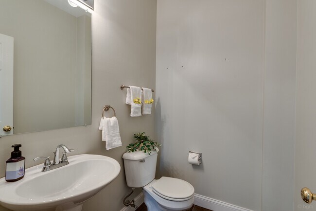 Building Photo - 806 Woodewind Dr