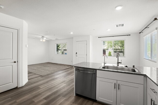 Building Photo - Beautiful 3 BR 2.5 BA Townhouse built in 2...