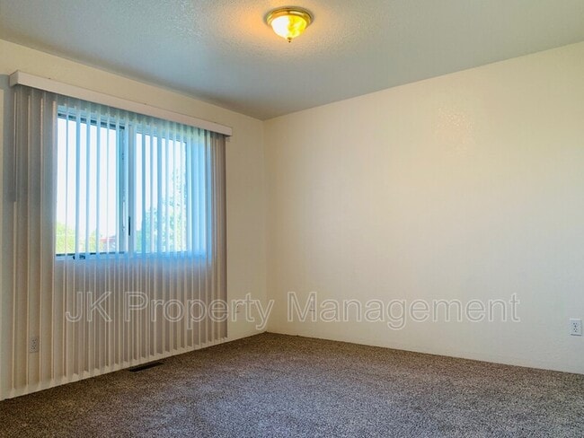 Building Photo - 1613 Sand Ct