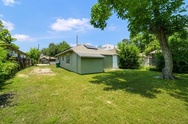 Building Photo - 220 Engel St
