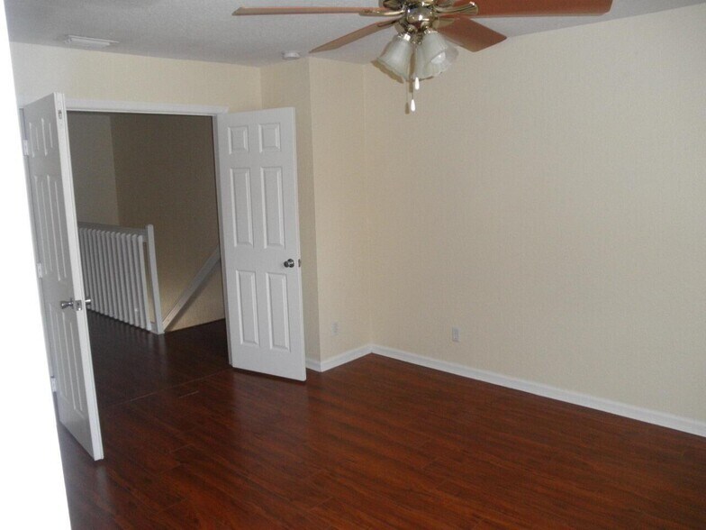 Building Photo - 876 Summit Lake Dr