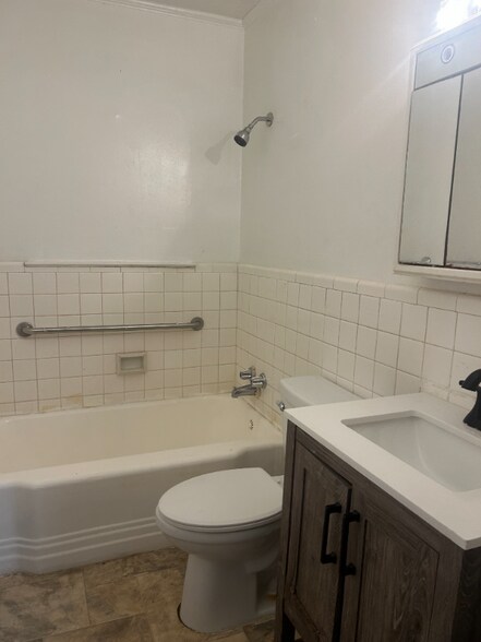 Building Photo - 2132 Donald Lee Hollowell Pkwy NW