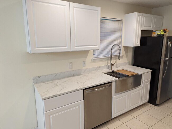 Building Photo - 9608 Brentwood Blvd