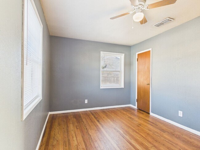 Building Photo - Charming rent ready duplex!