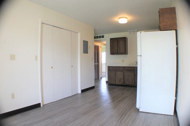 Building Photo - Spacious and charming conveniently located...