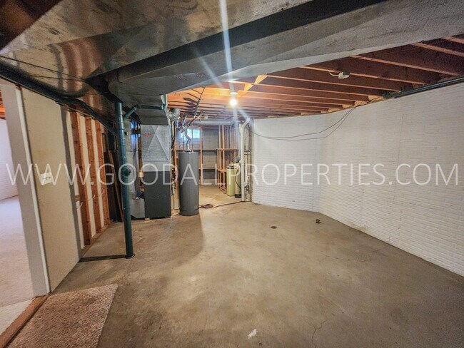 Building Photo - Executive 4 Bedroom Home in West Des Moines with a fenced in yard !!!