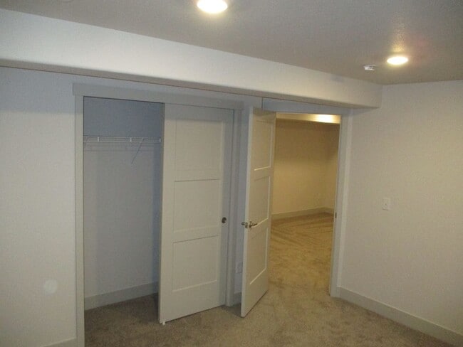 Building Photo - 1147 Smt Vis Dr