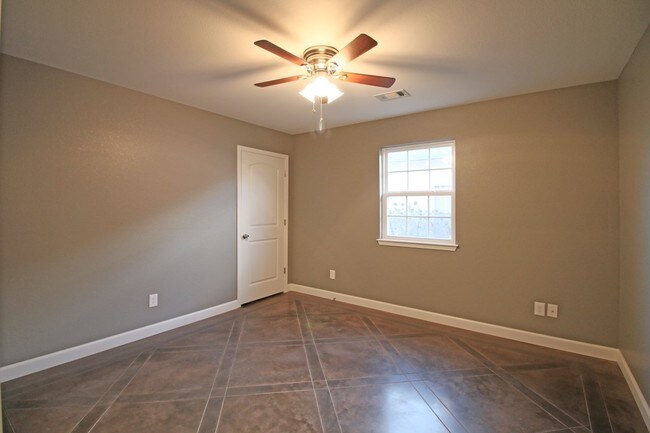 Building Photo - 1012 E Boswell St