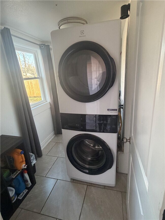 Building Photo - 620 S 2nd St