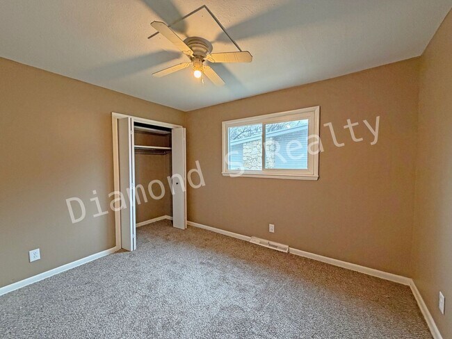 Building Photo - 3 Bedroom Home Close to Sunshine and 65!