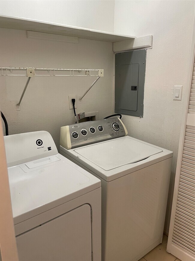 Building Photo - 2343 Briarwest Blvd