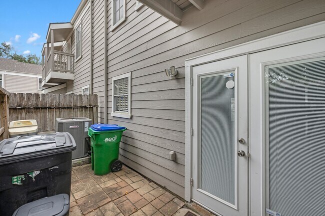 Building Photo - 11710 Southlake Dr