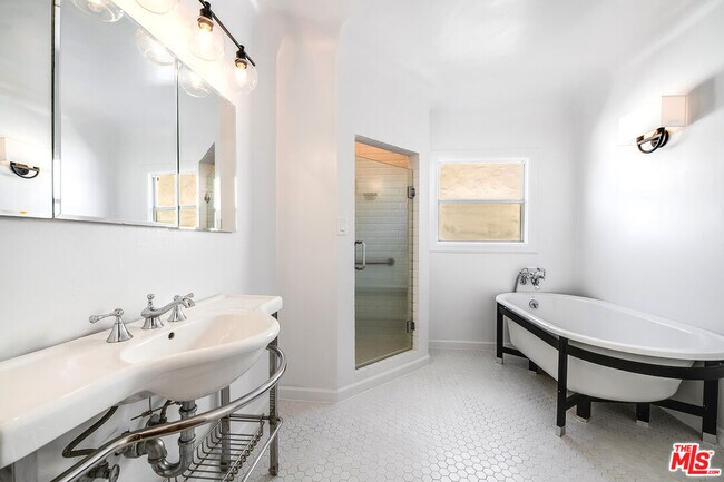 Building Photo - 1217 S Genesee Ave