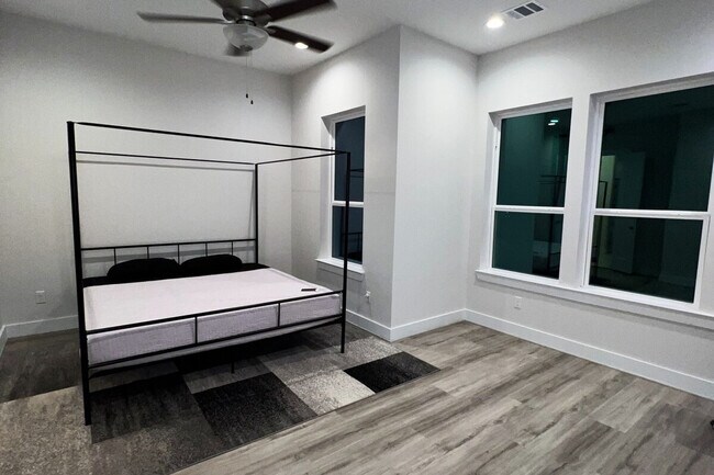 Building Photo - 2304 Live Oak St