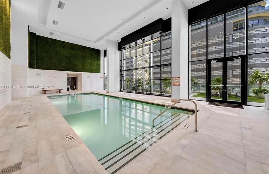Building Photo - 1010 Brickell Ave