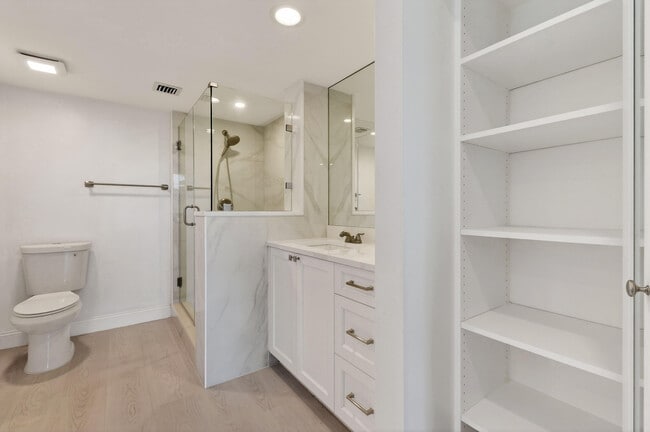 Building Photo - 301 S Seas Dr