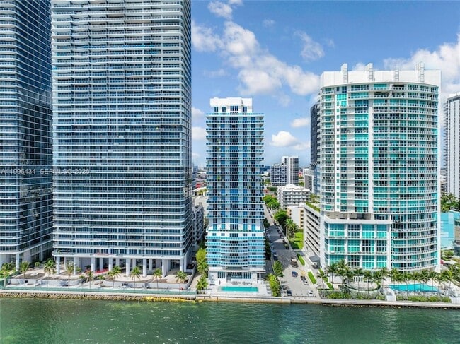 Building Photo - 700 NE 25th St