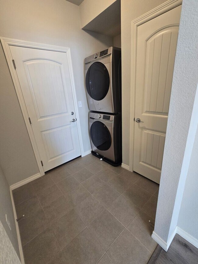 Building Photo - 3B/3B Townhome NOW AVAILABLE in Windsor! Great Location!