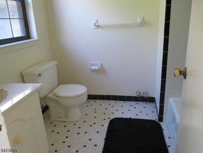 Building Photo - 181 Long Hill Rd