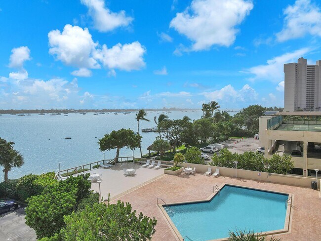 Building Photo - 5600 N Flagler Dr