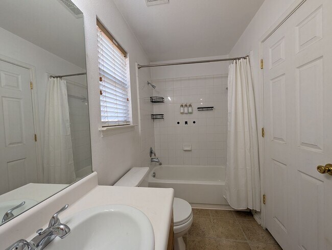 Building Photo - 369 Starling Creek