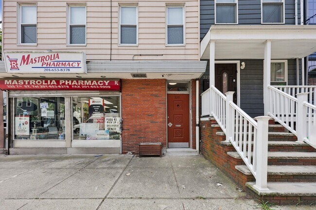 Building Photo - 325 7th St