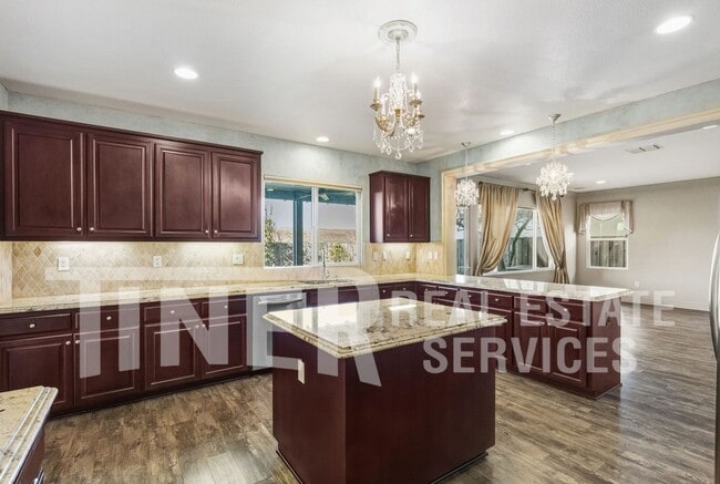 Building Photo - 3576 Hume St