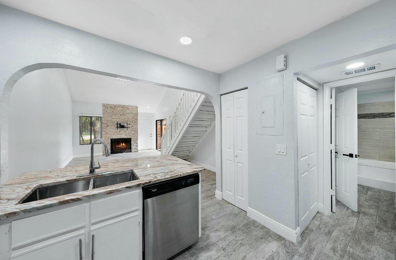 Building Photo - 4012 Palm Bay Cir