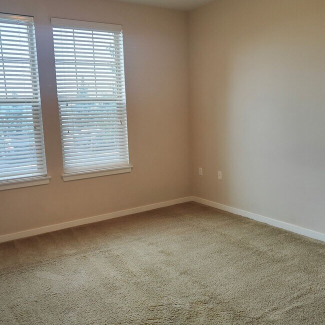 Building Photo - Spacious One Bedroom Luxury Condo at East ...