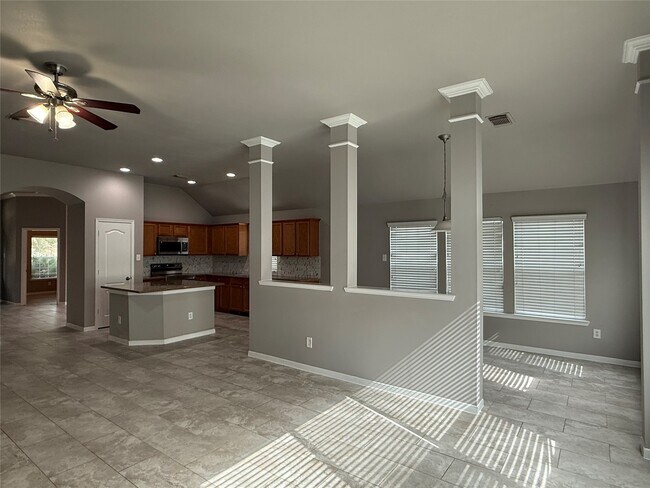 Building Photo - 16126 Saxon Hollow Ln