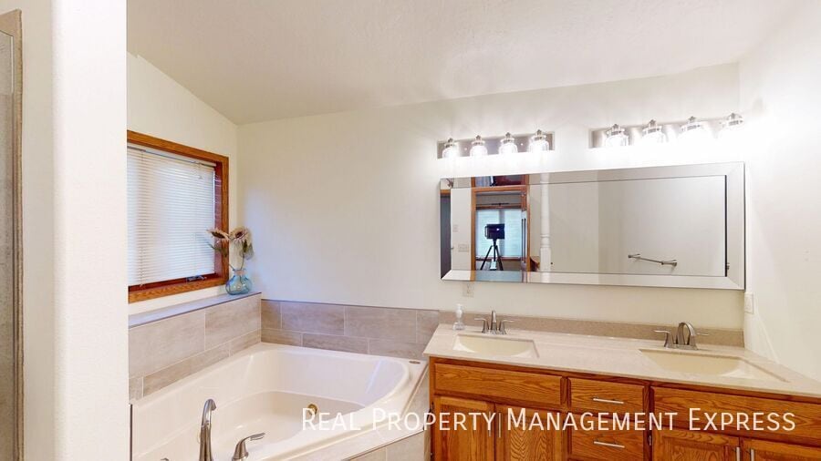 Building Photo - Furnished 4-Bedroom, 4-Bath Home