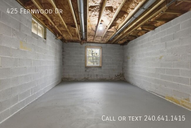 Building Photo - 425 Fernwood Dr