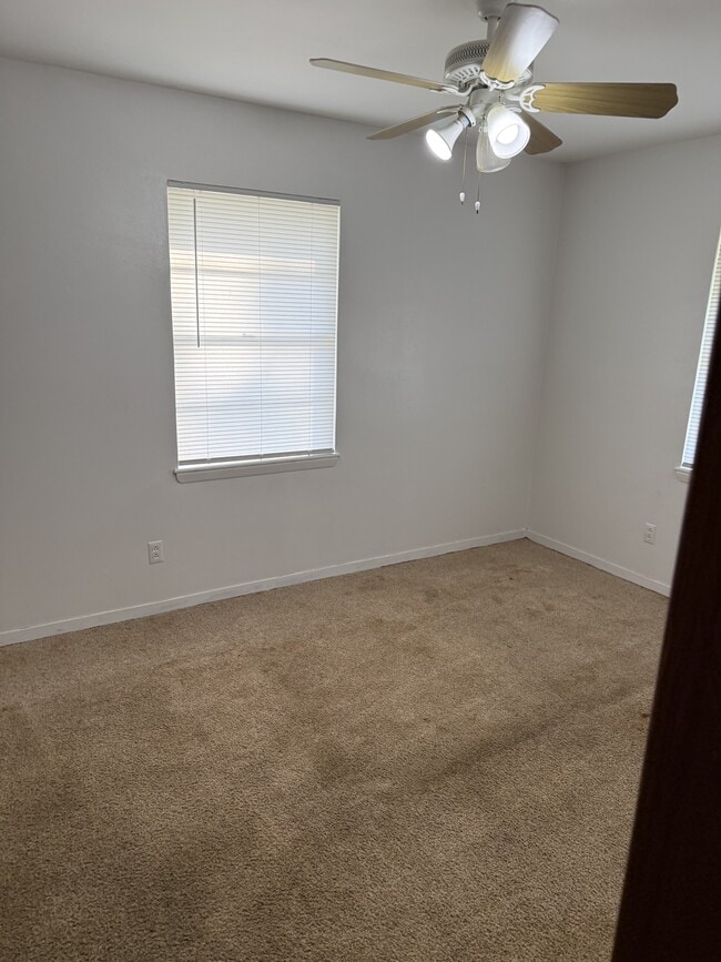 Building Photo - 915 N Spring St