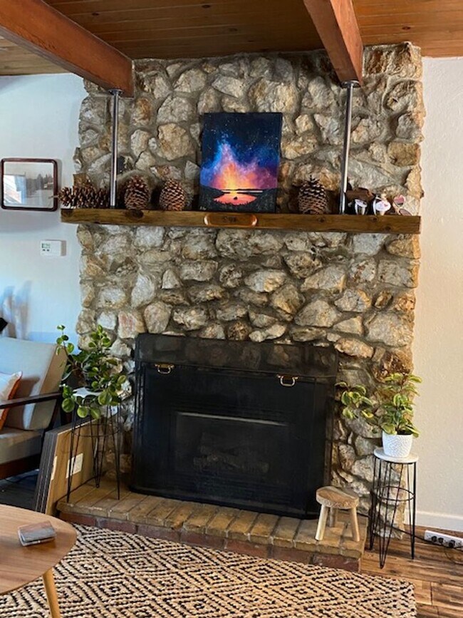 Building Photo - Lovely 3 Bedroom Home with Upgrades Throug...