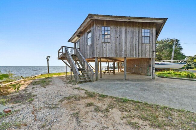 Building Photo - 6001 Belle Fontaine Dr