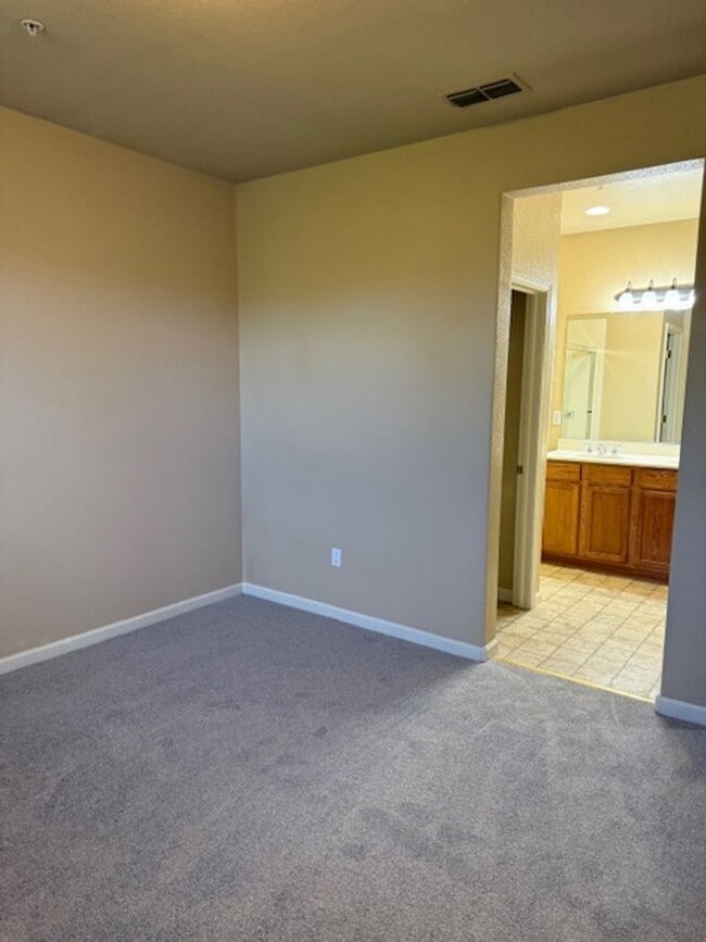 Building Photo - Gorgeous Natomas Condo