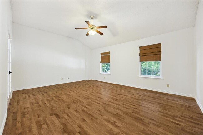 Building Photo - 1102 Crestview St