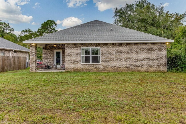 Building Photo - This beautifully maintained 3-bedroom, 2-bathroom residence offers the perfect blend of comfort, ...